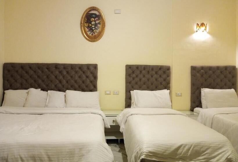 غرفة قياسية رباعية, New Panorama Palace