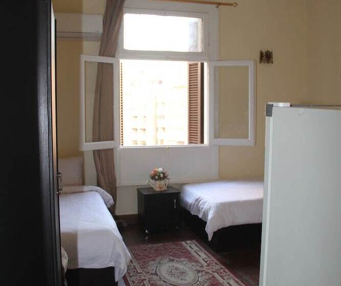 غرفة قياسية ثلاثية, New Panorama Palace