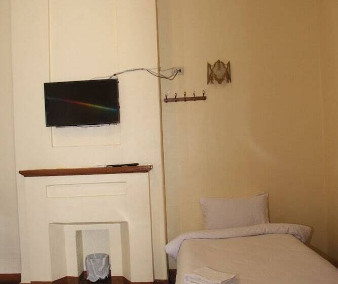 غرفة قياسية ثلاثية, New Panorama Palace