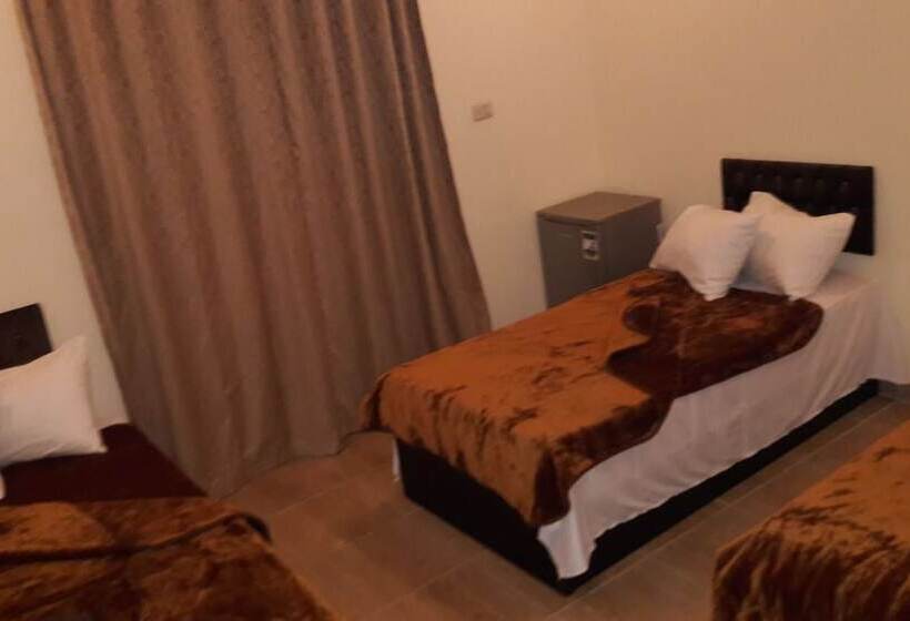 غرفة قياسية ثلاثية, New Panorama Palace