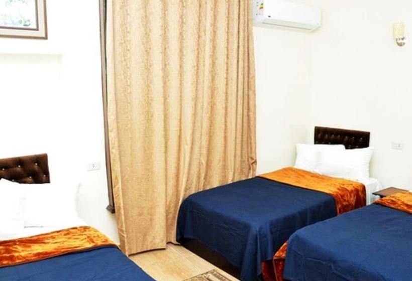 غرفة قياسية ثلاثية, New Panorama Palace