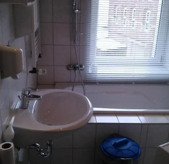 Standard Yhden Hengen Huone Jaettu Kylpyhuone, Hostel Vorharz Aschersleben