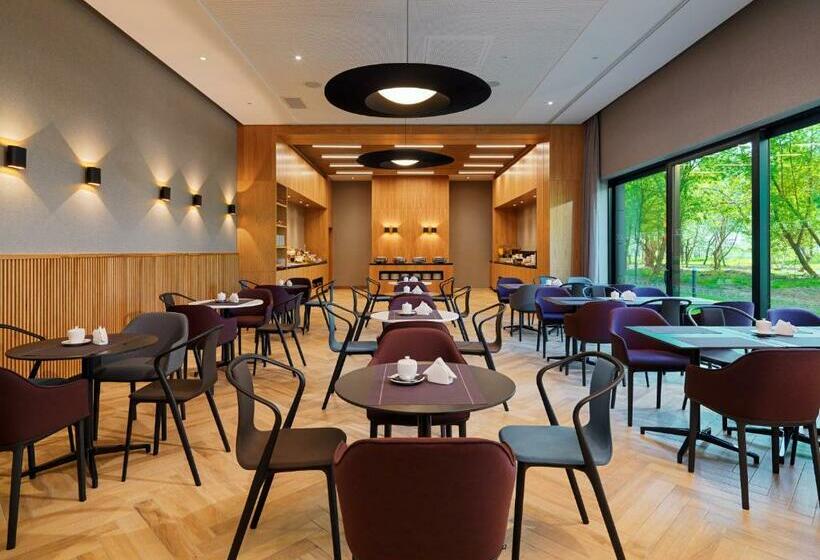 اتاق لوکس با تخت بزرگ, Four Points By Sheraton Warsaw Mokotow