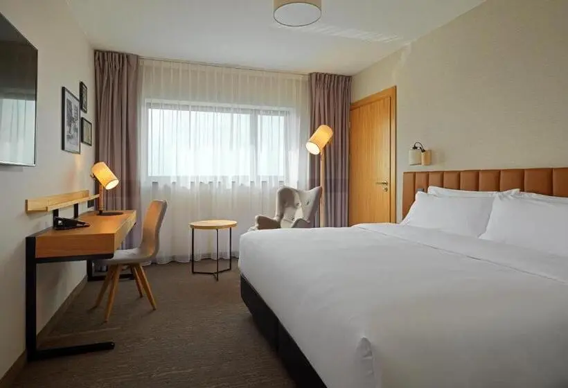 キングサイズベッドのデラックスルーム, Four Points By Sheraton Warsaw Mokotow