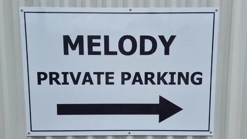 Estudi Deluxe, Melody