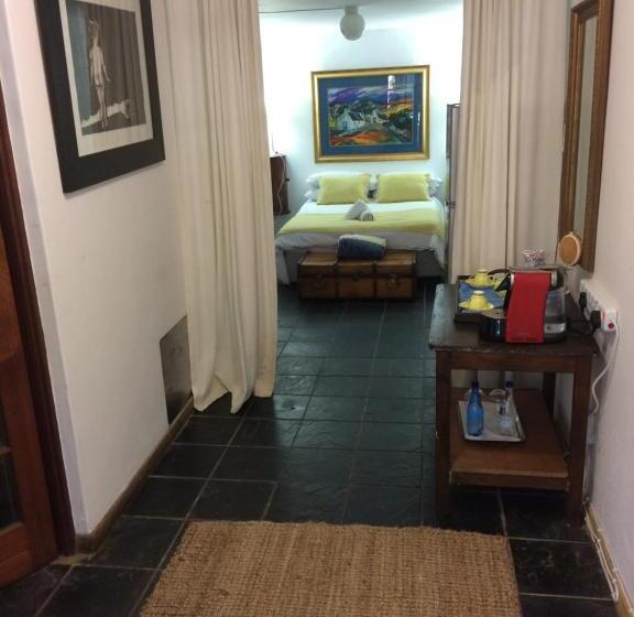 اتاق استاندارد با چشم‌انداز استخر, Sandton Farmhouse