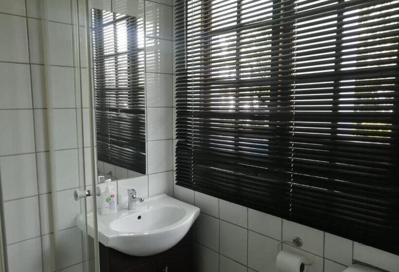 اتاق استاندارد با سرویس بهداشتی مشترک, Sandton Farmhouse