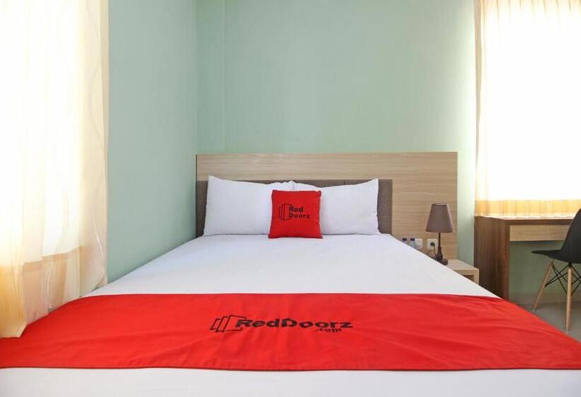 Номер Economy, Reddoorz Near Solo Balapan Station