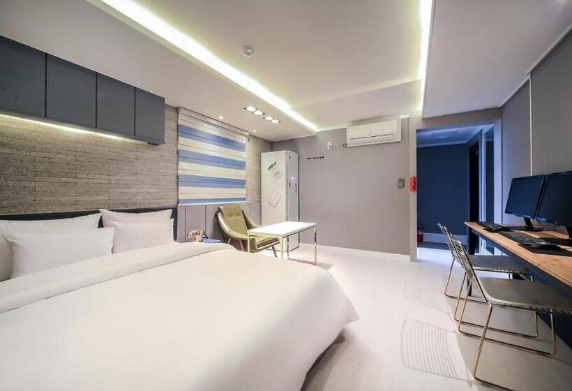 سوئیت با وان آب گرم, Cheese Hotel Seomyeon