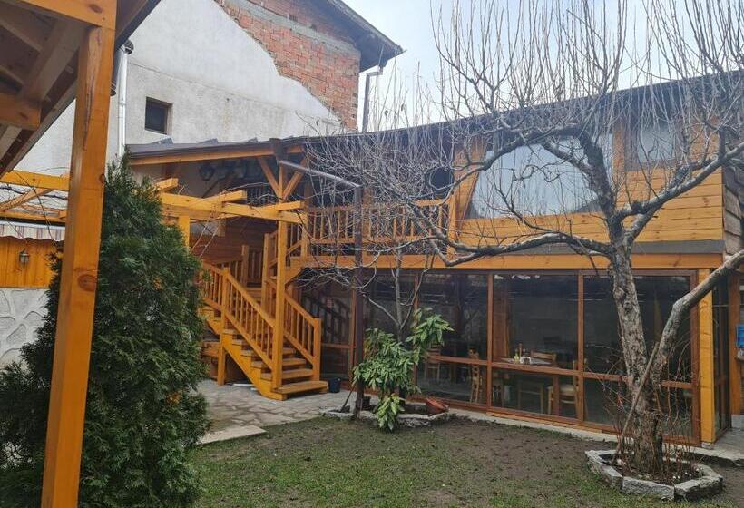 סטודיו סטנדרטי נוף לגינה, Mamin Kolio