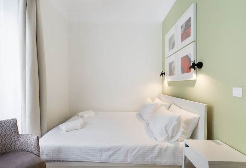 ダブルベッドのスタンダードスタジオ, Dinostratus House