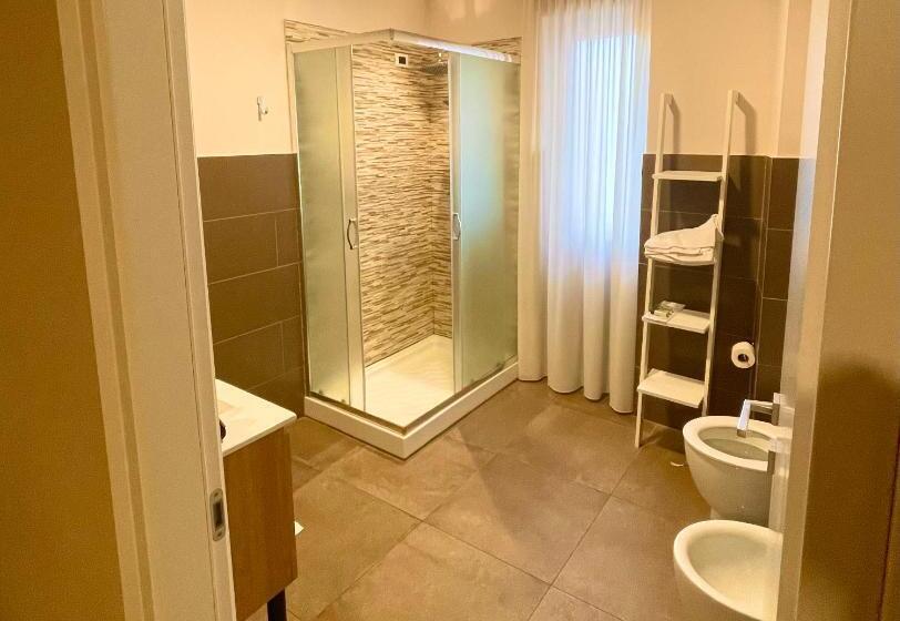 标准三人间, Home 146