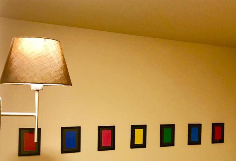 标准三人间, Home 146