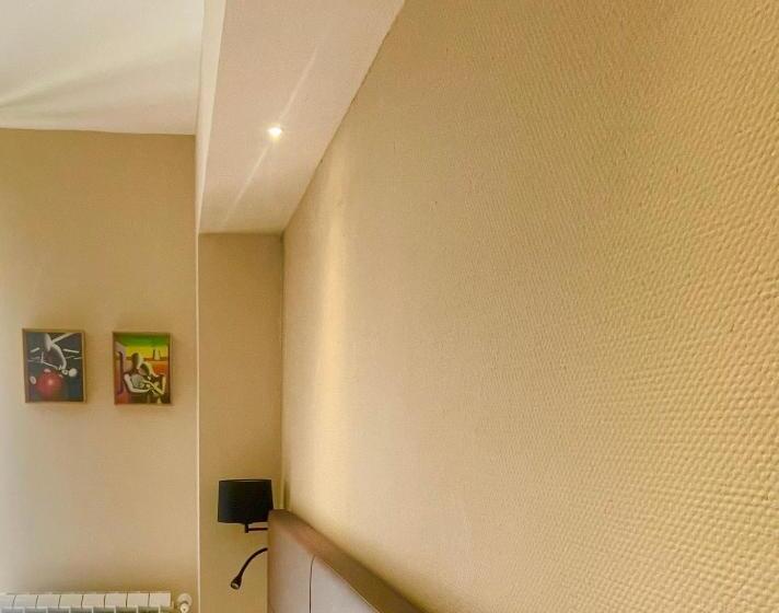 标准三人间, Home 146