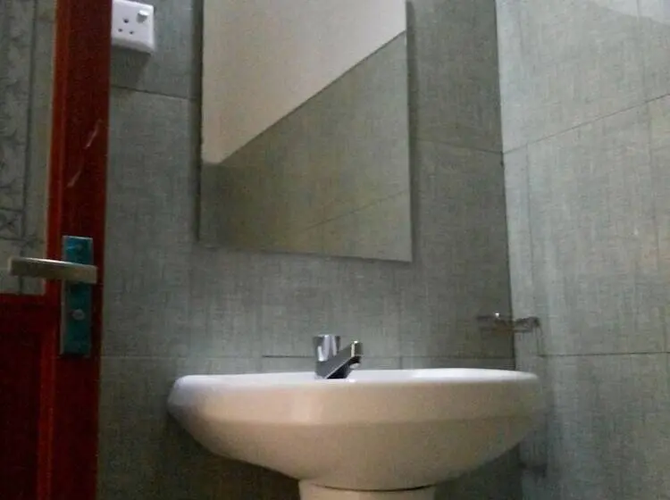 デラックストリプルルーム, Jayaru Guest House