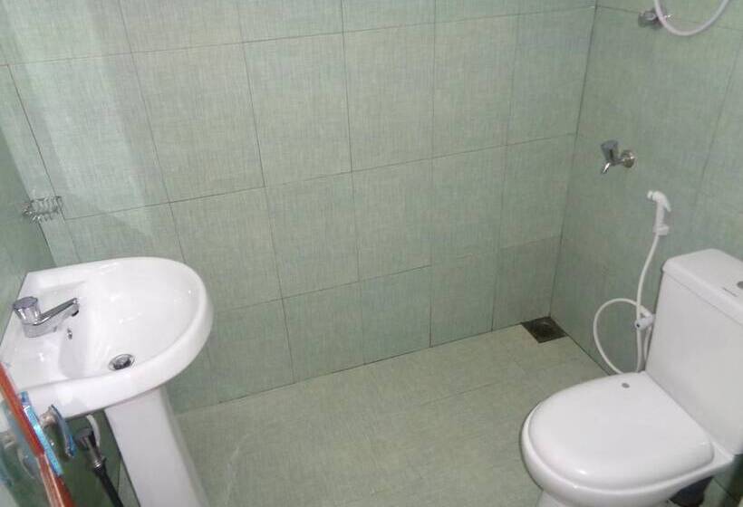 اتاق لوکس سه تخته, Jayaru Guest House