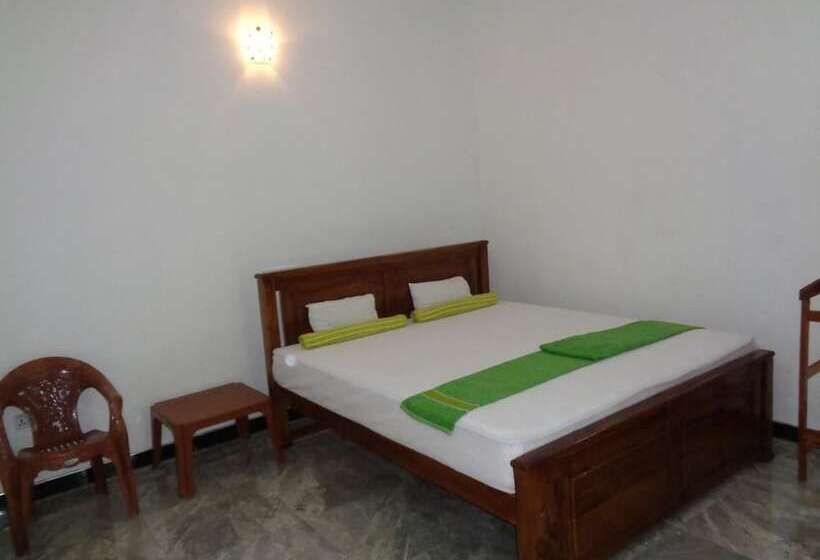 חדר דלוקס לשלושה, Jayaru Guest House