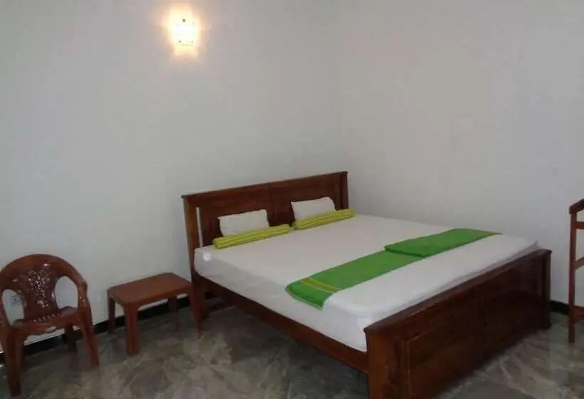 デラックストリプルルーム, Jayaru Guest House