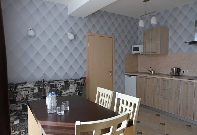 Quarto Familiar, Estet