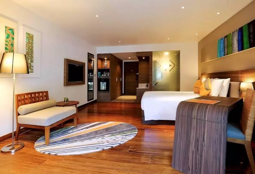 اتاق لوکس با تخت بزرگ, Holiday Inn Resort Phuket Karon Beach, An Ihg