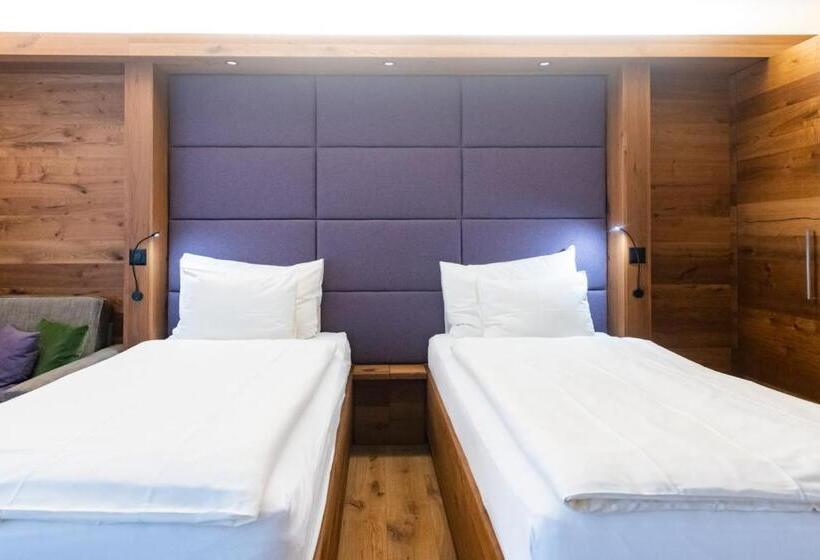 Superior Room with Balcony, Lenzerhorn