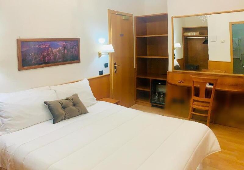 اتاق لوکس با چشم‌انداز استخر, Siam Bayshore Resort Pattaya