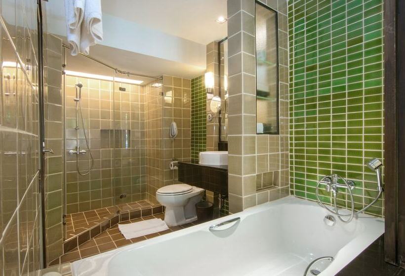 اتاق لوکس با چشم‌انداز استخر, Siam Bayshore Resort Pattaya