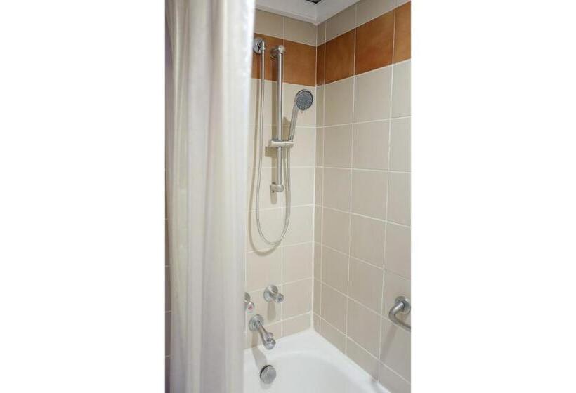 اتاق لوکس با تخت بزرگ, Town In Town Hotel Bangkok