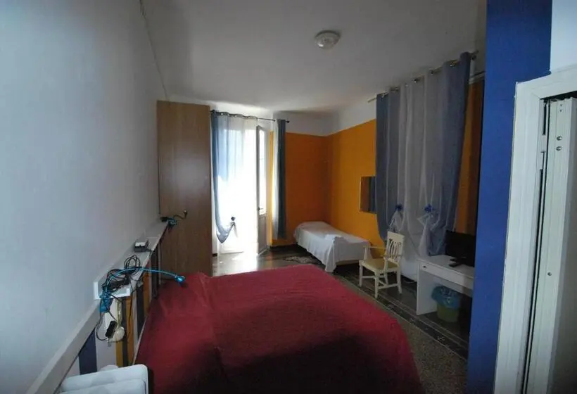 Standard Kolmen Hengen Huone Sivuttainen Merinäkymä, Albergo La Vela