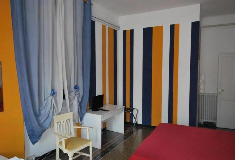 Standard Kolmen Hengen Huone Sivuttainen Merinäkymä, Albergo La Vela