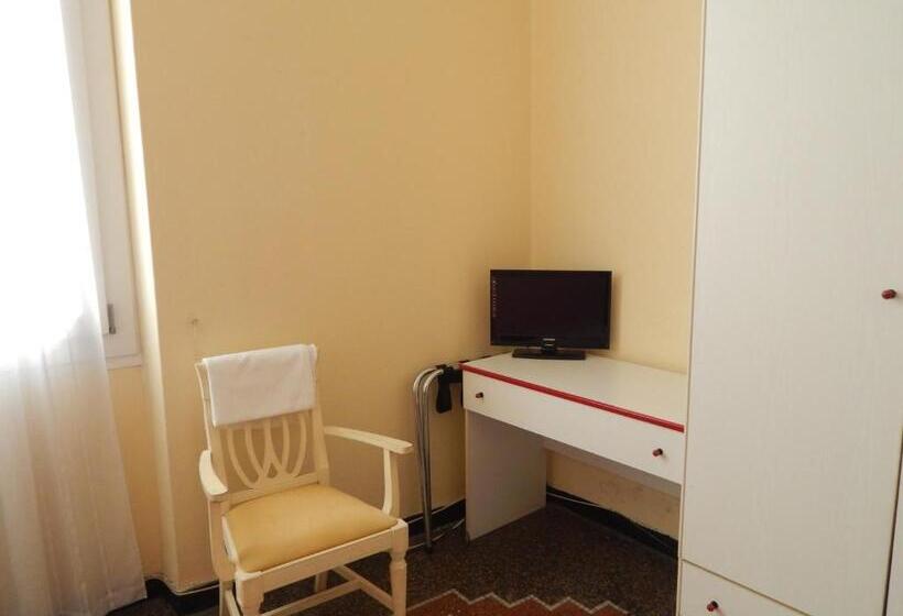 Quarto Estandar Individual Banheiro Compartilhado, Albergo La Vela