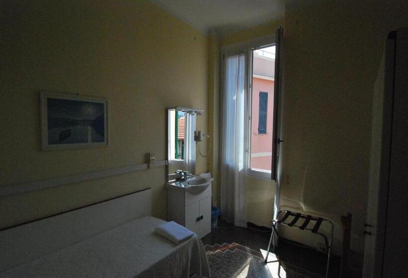 Quarto Estandar Individual Banheiro Compartilhado, Albergo La Vela
