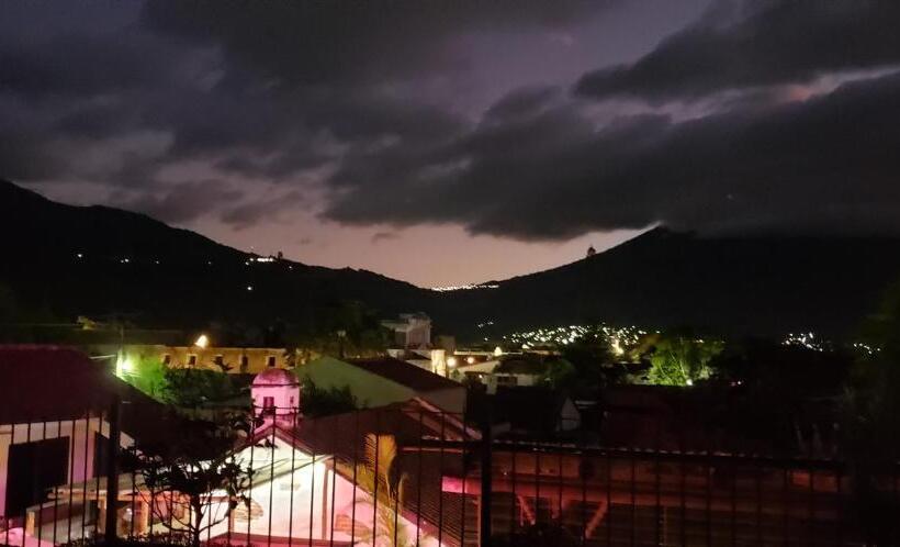 اتاق خانوادگی, Real Antigua