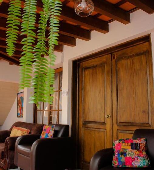 اتاق خانوادگی, Real Antigua