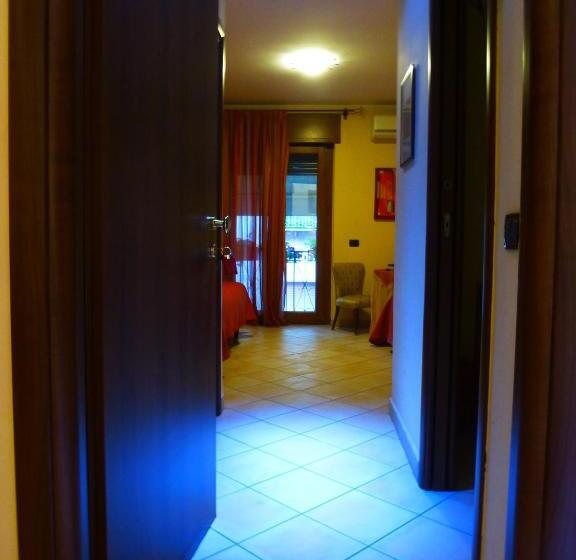 اتاق استاندارد سه تخته با بالکن, B&b Domus Traiani Benevento