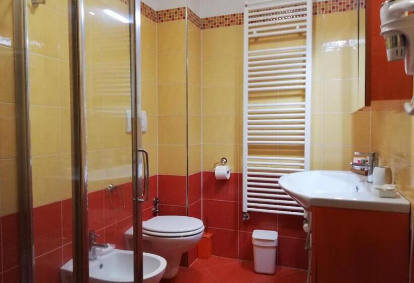 اتاق استاندارد سه تخته با بالکن, B&b Domus Traiani Benevento