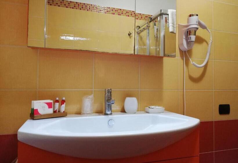 اتاق استاندارد سه تخته با بالکن, B&b Domus Traiani Benevento