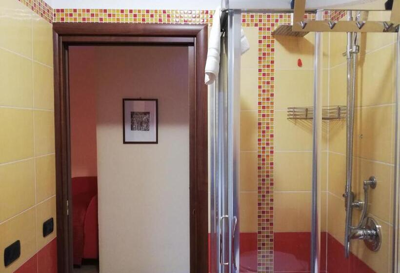 اتاق استاندارد سه تخته با بالکن, B&b Domus Traiani Benevento