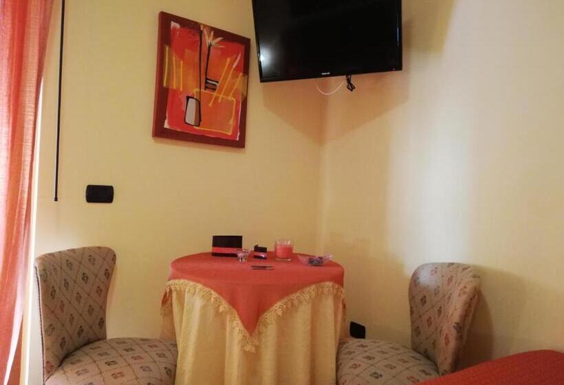 اتاق استاندارد سه تخته با بالکن, B&b Domus Traiani Benevento