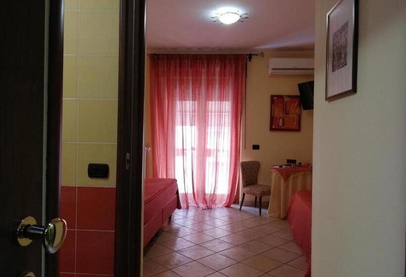 اتاق استاندارد سه تخته با بالکن, B&b Domus Traiani Benevento