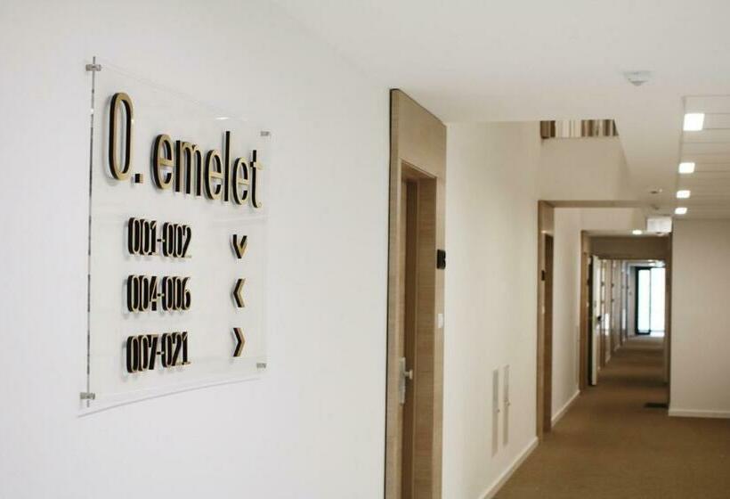 Escritório Estándar, Corvin Holiday Apartments