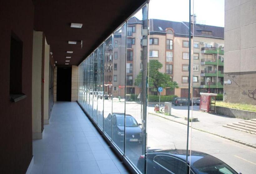 Escritório Estándar, Corvin Holiday Apartments