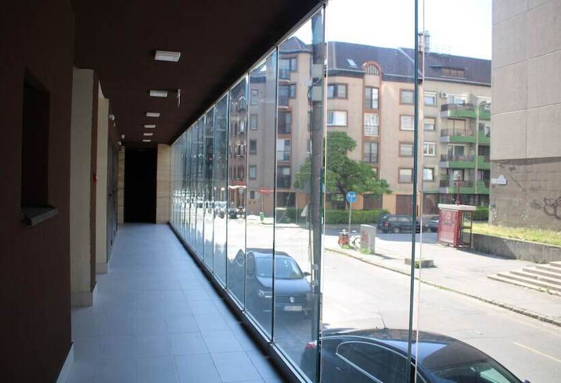Escritório Estándar, Corvin Holiday Apartments
