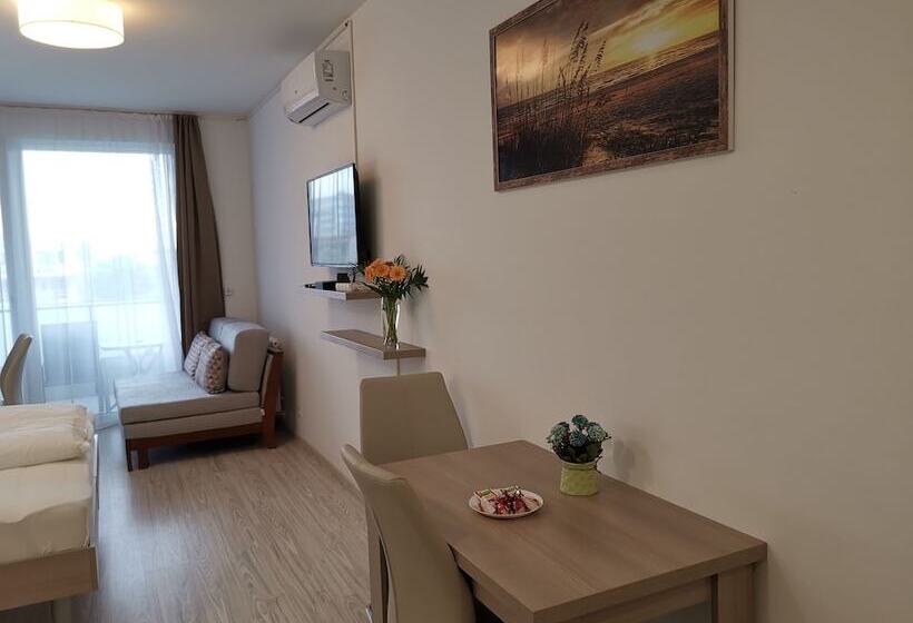 Escritório Estándar, Corvin Holiday Apartments