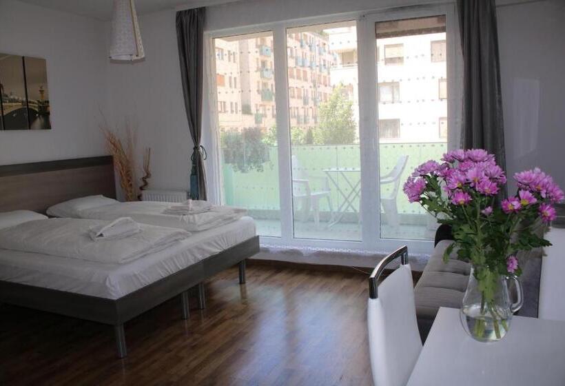 Escritório Estándar, Corvin Holiday Apartments