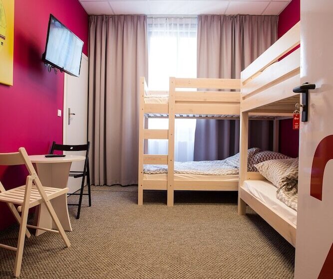 חדר סטנדרט לשלושה, Moon Hostel Poznań