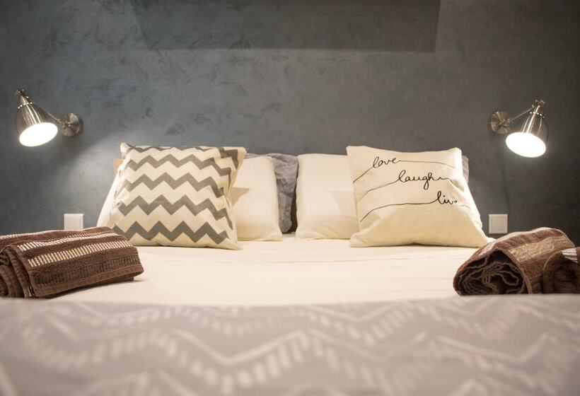 اتاق استاندارد با سرویس بهداشتی مشترک, Sunshine Suites