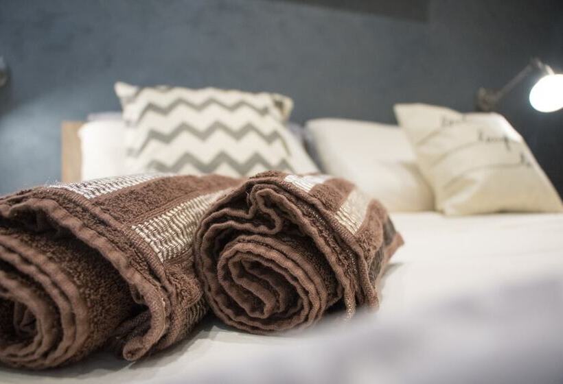 اتاق استاندارد با سرویس بهداشتی مشترک, Sunshine Suites