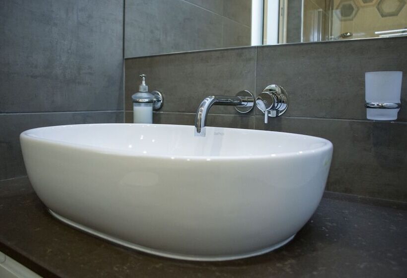 اتاق استاندارد با سرویس بهداشتی مشترک, Sunshine Suites