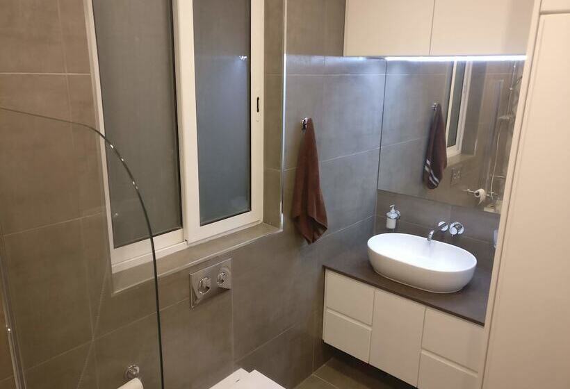 اتاق استاندارد با سرویس بهداشتی مشترک, Sunshine Suites